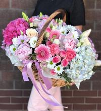 Композиция солнечный день в Духовщине Цветочная композиция из Розы, Хризантемы, Пионы и Лизиантусы в корзине в Духовщине