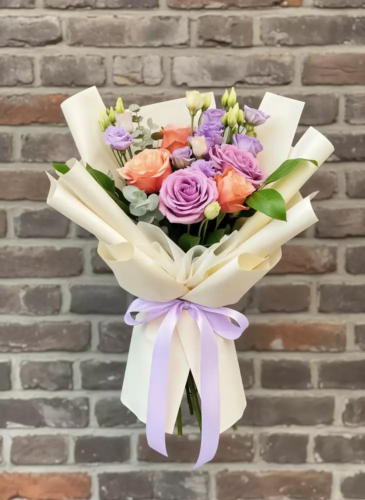 Букет цветов из: Лизиантусы и Розы в Духовщине