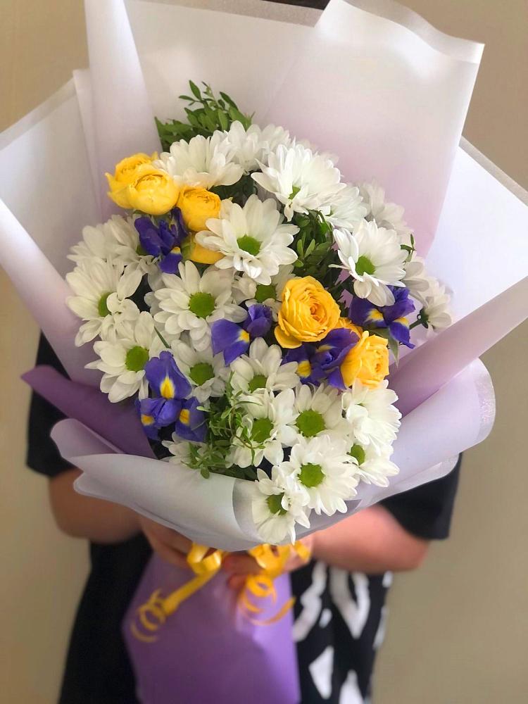 Букет цветов из: Ирисы, Хризантемы и Розы в Духовщине