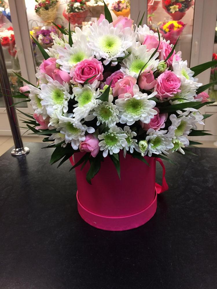 Цветочная композиция из Розы и Хризантемы в шляпной коробке в Духовщине